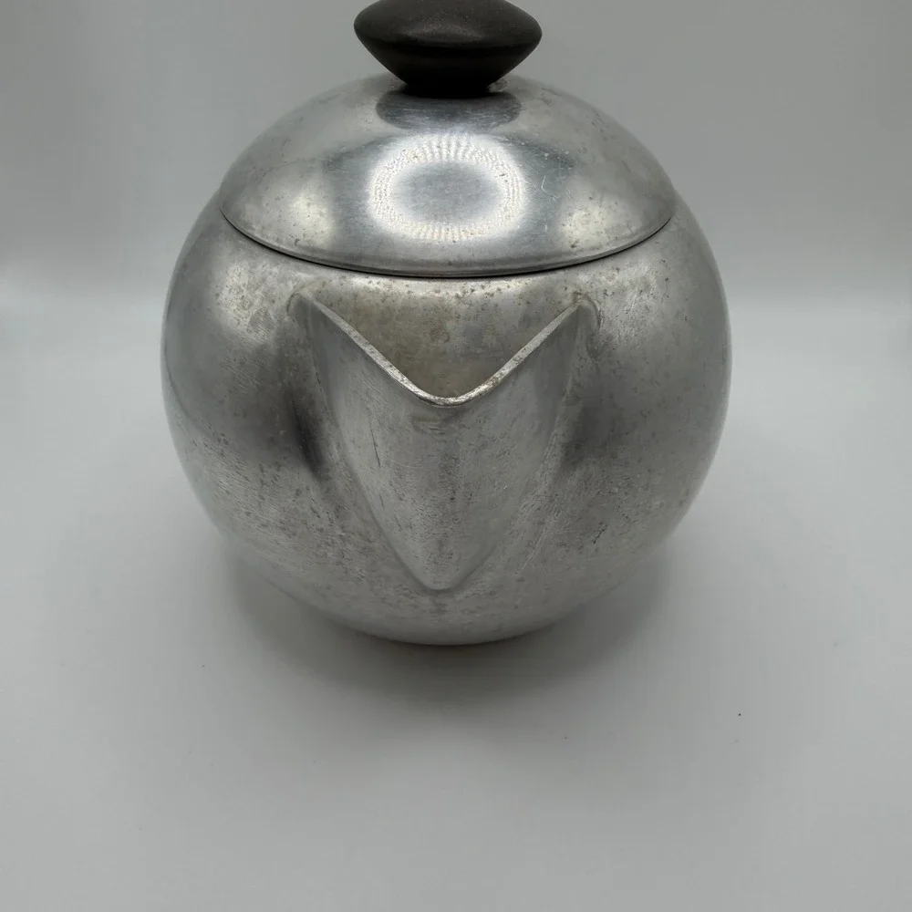 Vintage Mirro Aluminum Teapot Round‎ Silver Tone Tea Pot 1-1/2 qt. USA MCM